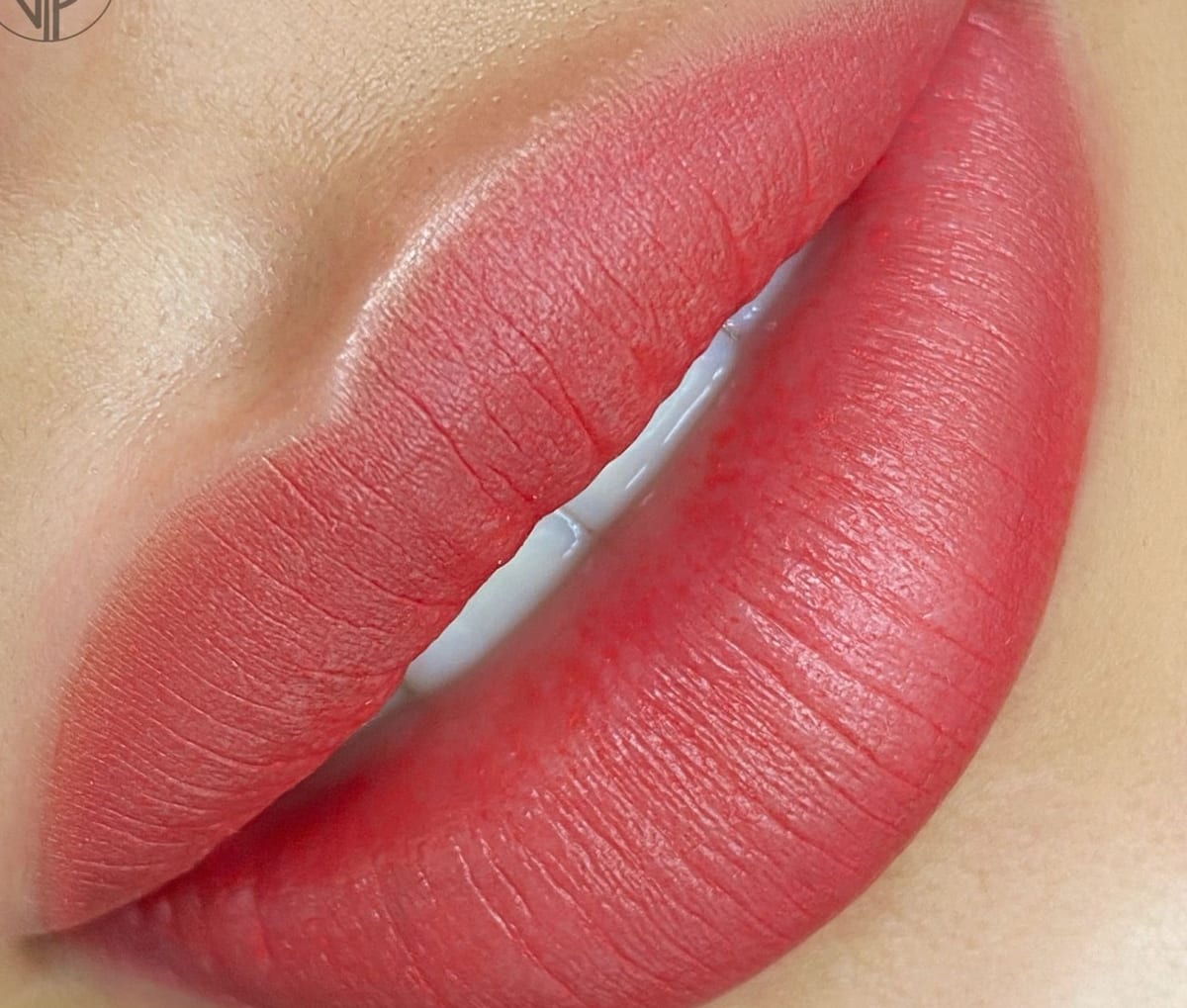 Matta korallfärgade läppar efter aquarelle lips-pigmentering